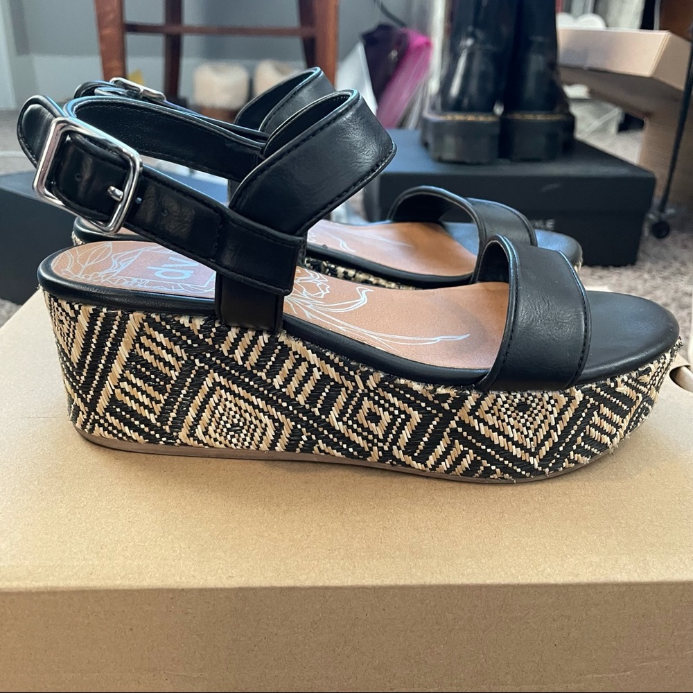 DV PLATFORM SANDALS